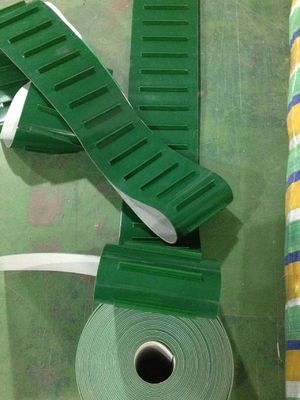 Nastro trasportatore blu bianco del PVC di industriale del materiale di forza di verde ad alta resistenza del bene durevole con il morsetto