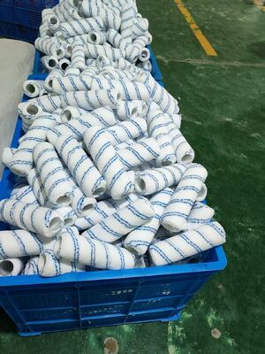 Vernice a rulli bianca con strisce blu per verniciare pareti, porte, pavimenti, soffitti, tetti